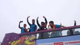 Các cầu thủ đội tuyển U23 Việt Nam di chuyển trên xe buýt 2 tầng về Hà Nội