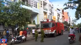 Nhà ba tầng cháy, 6 xe cứu hoả phun nước dập lửa 