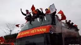 Người dân Hà Nội đứng dọc bên đường đợi đội tuyển U23 Việt Nam 