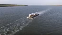 Boeing 767 cưỡi phà vượt biển