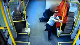 Khoảnh khắc tàu đâm nát xe tải kẹt ở đường ray