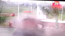 Thoát chết trong gang tấc khi bị xe tải cuốn phăng