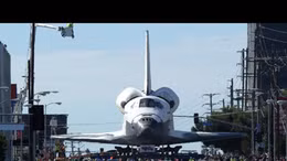 “Nghỉ hưu”, tàu con thoi dạo phố Los Angeles