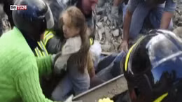 Giải cứu bé gái Italy mắc kẹt 17 giờ sau động đất 