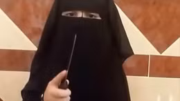 Rợn người cảnh bé gái tập chặt đầu trong video của IS