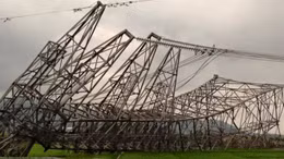 Bất thường trong hàng loạt cột điện đổ ở Hà Nam