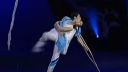 Cặp đôi không chân không tay nhảy ballet