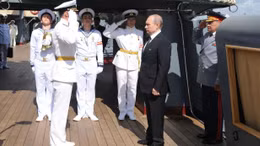 Tổng thống Putin thăm tuần dương hạm "Rạng Đông"