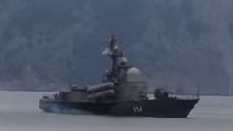 Ukraine báo động quân đội, tàu chiến Nga xuất hiện ngoài khơi Crưm