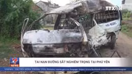 Hiện trường vụ tàu hỏa đâm trực diện xe 16 chỗ tại Phú Yên