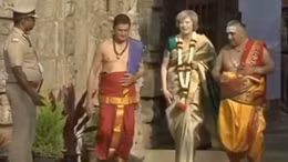 Thủ tướng Anh mặc áo sari Ấn Độ, đi chân đất 