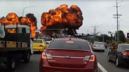 Rợn người xem cảnh máy bay đâm sượt cột đèn giao thông nổ tung