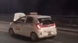 Vụ taxi mở nắp capo ‘đánh võng’ trên cầu Nhật Tân: Thu bằng lái 2 tháng