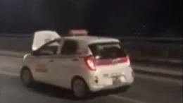 Vụ taxi mở nắp capo ‘đánh võng’ trên cầu Nhật Tân: Thu bằng lái 2 tháng