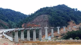 'Dàn trận' tăng tốc thi công cao tốc La Sơn – Túy Loan băng rừng Bạch Mã