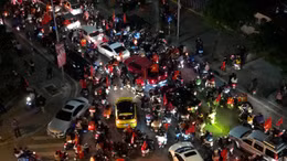 Cổ động viên ăn mừng chiến thắng ở các phố trung tâm Thủ đô