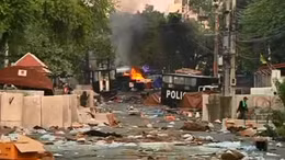 Đường phố Bangkok ngổn ngang sau 'trận chiến'