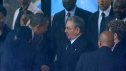 Cử chỉ đẹp của lãnh đạo Cuba và Mỹ trong lễ tang ông Nelson Mandela