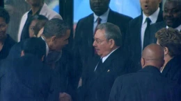 Cử chỉ đẹp của lãnh đạo Cuba và Mỹ trong lễ tang ông Nelson Mandela