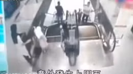 Nghịch thang cuốn siêu thị, bé 6 tuổi ngã tử vong