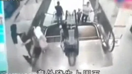 Nghịch thang cuốn siêu thị, bé 6 tuổi ngã tử vong