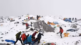 Kinh hoàng cảnh lở tuyết do động đất Nepal