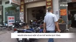 Người dân giao nộp vũ khí để nhận quà 