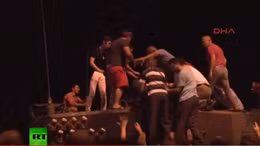 Dân Thổ Nhĩ Kỳ ném đá chặn xe tăng quân đảo chính