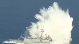 Tàu chiến Mỹ về hưu bị dập vùi trong mưa bom, bão tên lửa