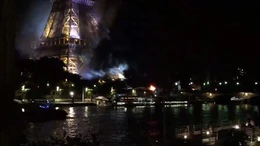 Tháp Eiffel chìm trong khói, người dân Paris lo khủng bố