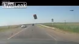 Gạch rơi nát kính ô tô, một người tử vong