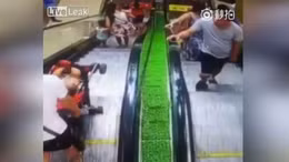 Xe đẩy em bé lăn lông lốc xuống thang cuốn