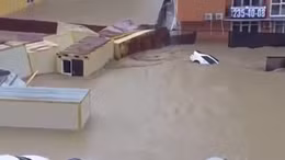 Lũ cuốn trôi ô tô, dân bơi trên phố tại Sochi