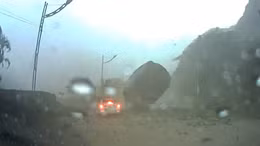 Thoát chết hi hữu khỏi lở đá tảng khổng lồ