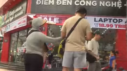 Du khách ở TP Hồ Chí Minh vẫn bị hàng rong, đánh giày 'làm phiền'