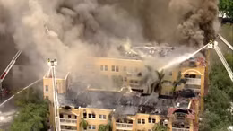 Mỹ: Huy động hàng chục đội cứu hoả dập đám cháy nhấn chìm chung cư ở Miami