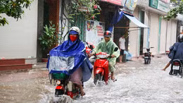 Nhiều khu vực của Hà Nội ngập sau cơn mưa lớn