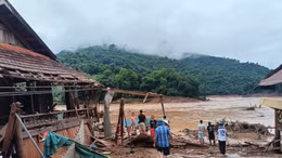 Trực thăng thả hàng cứu trợ người dân vùng lũ Nghệ An