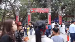 Du khách trảy hội chùa Phật Tích