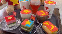 Những chiếc bánh gato, những cốc cafe cờ đỏ sao vàng