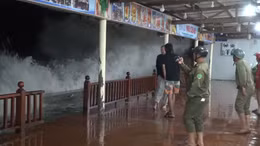 Sóng biển dâng cao làm sạt lở kè ven biển Mũi Né, nhiều khu vực phải di dời