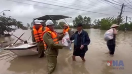 Những túi quà mang hơi ấm đến với người dân vùng lũ