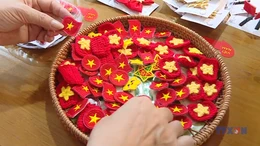 'Trend' yêu nước qua các phụ kiện cờ đỏ - sao vàng