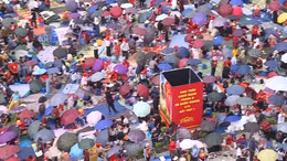 Các tuyến phố kín người dân chờ xem tổng duyệt A80