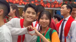 Đoàn phim 'Mưa đỏ' thu hút sự quan tâm đặc biệt của người dân 