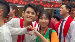 Đoàn phim 'Mưa đỏ' thu hút sự quan tâm đặc biệt của người dân 