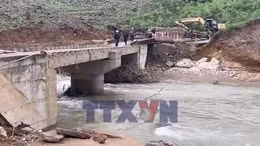Lắp cầu dầm thép qua cầu Nước Bao bị lũ cuốn trôi