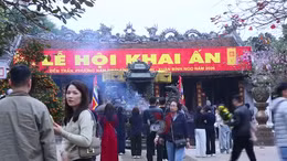 Đông đảo người dân, du khách tới đền Trần dịp đầu xuân