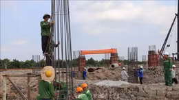 Chăm lo, hỗ trợ người lao động làm việc trên công trường dịp Tết