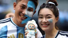Cổ động viên Argentina mở tiệc ăn mừng ngay bên ngoài sân Miami